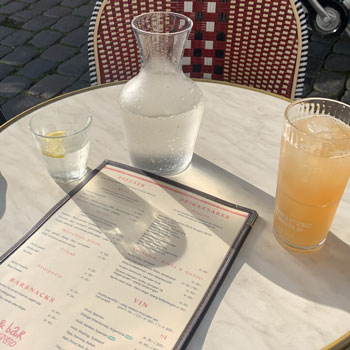 Billede af kande og glas