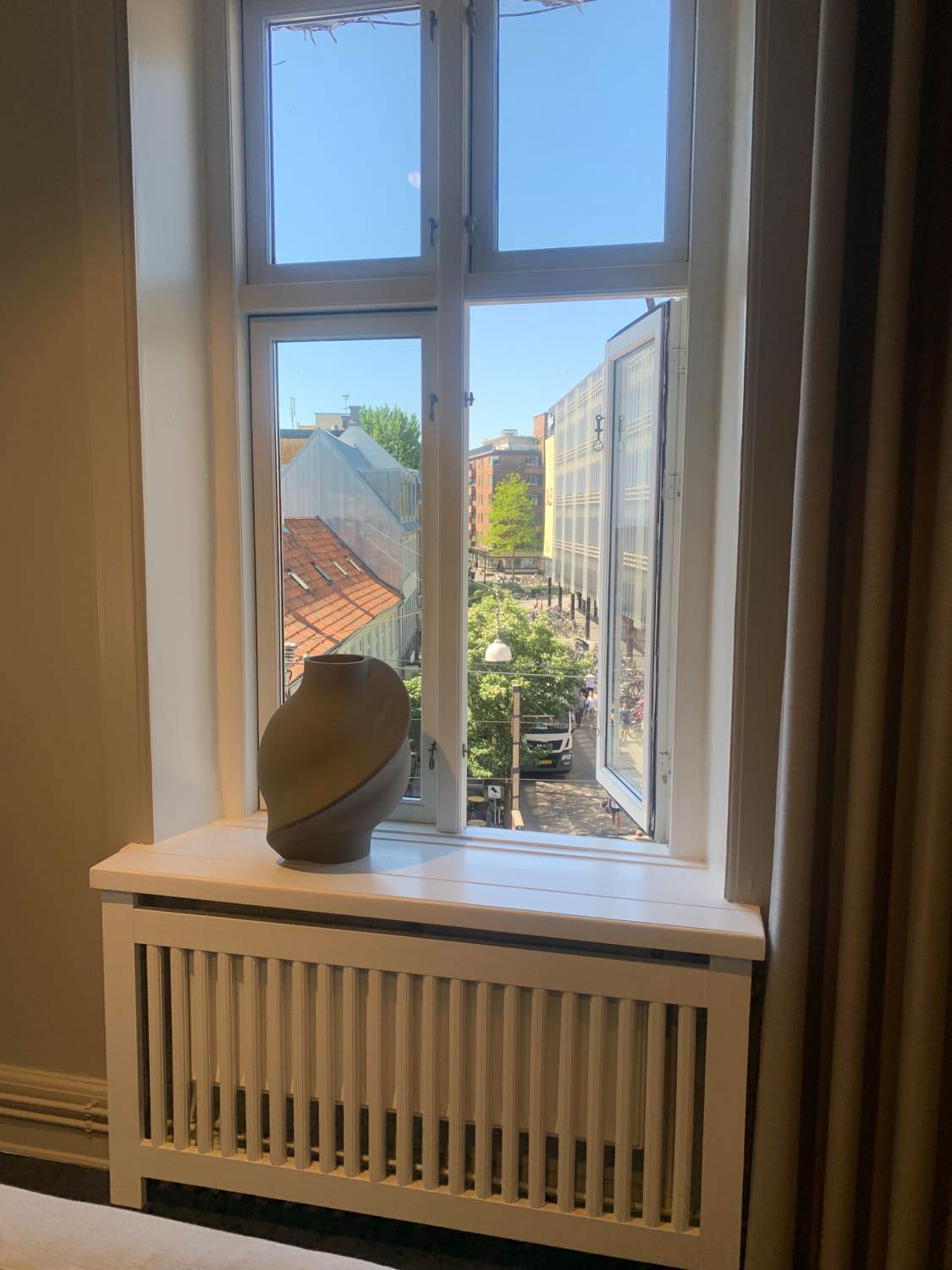 Billede af vindue med vase